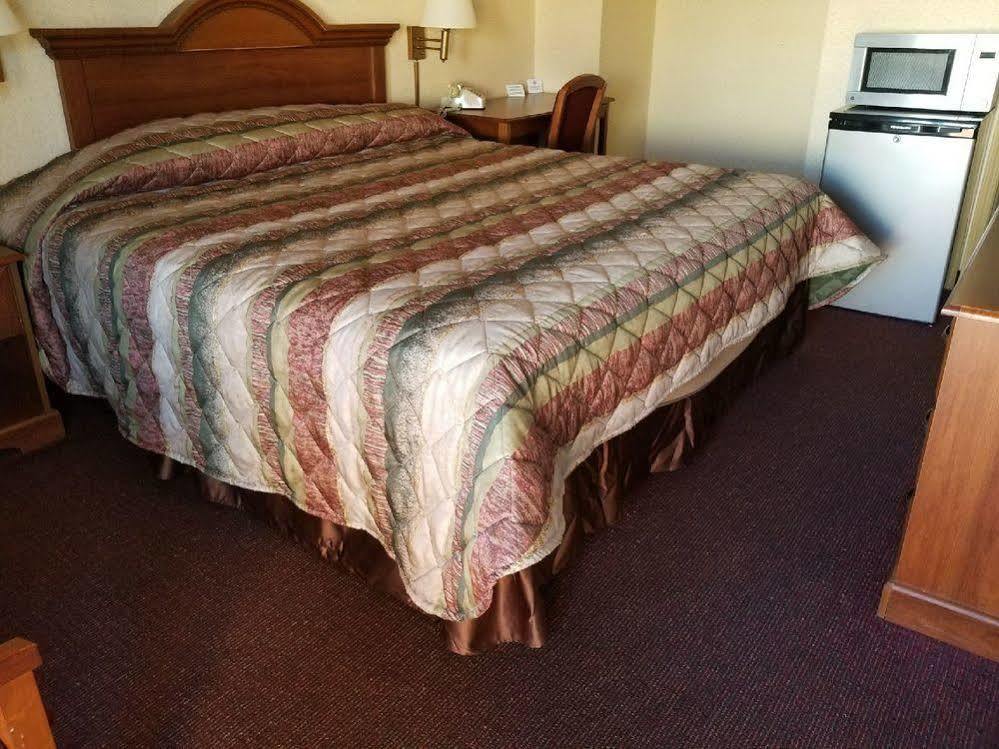 Shore Pointe Motor Lodge Of St Clair Shores Розвілл Екстер'єр фото